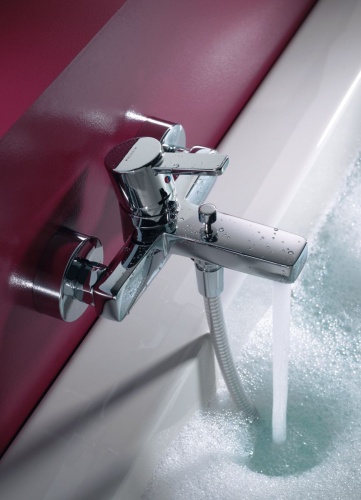 Смеситель для ванны Kludi Zenta 386700575 хром, настенный, литой рычаг, аэратор М 24 х 1